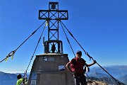 55 Alla croce di vetta del Tre Signori con vista verso le Alpi Retiche